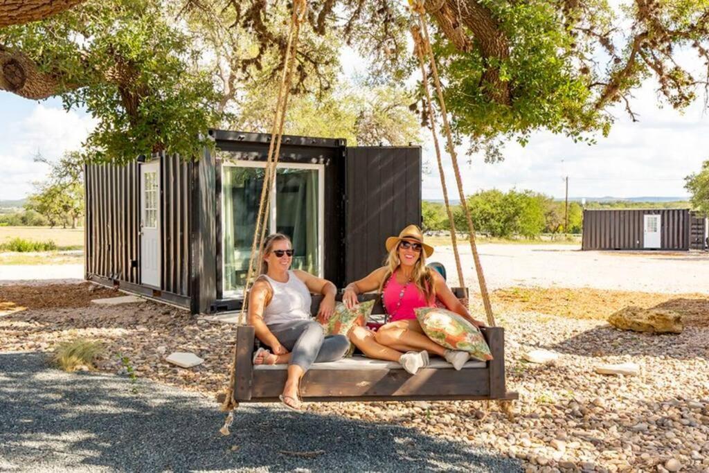 The Container Retreat @ 290 Wine Trail #9 Get Away Today! Hye Dış mekan fotoğraf